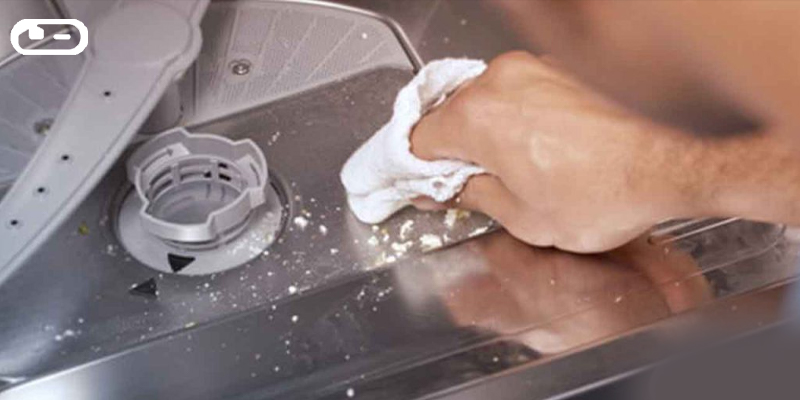 تمیز نگهداشتن محفظه برای روشن نشدن چراغ نمک ماشین ظرفشویی