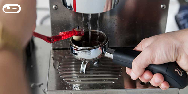 استفاده از برس مخصوص برای تمیز کردن اسپرسوساز