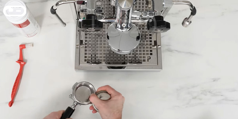 تمیز کردن پورتافیلتر اسپرسوساز