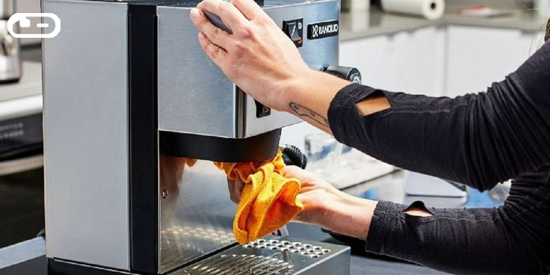 نخواندن دفترچه راهنما برای تمیز کردن اسپرسوساز